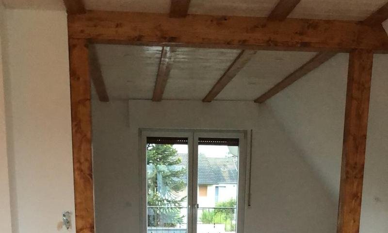 Nyt nedhængt loft med træbjælker